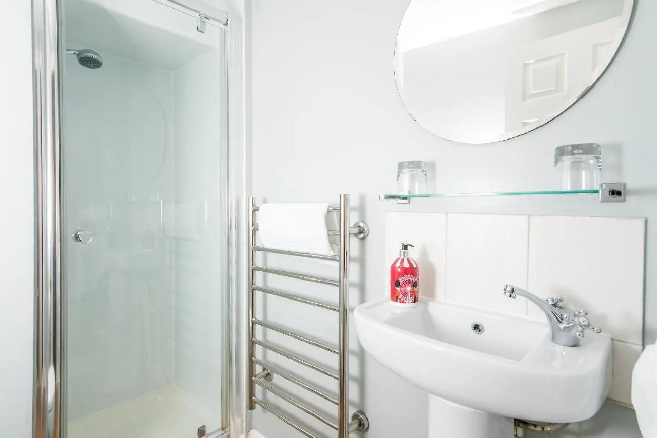 The Henry Guest House Bath